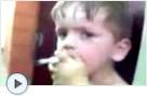 6歳前後の子供が大人顔負けにタバコを吸う