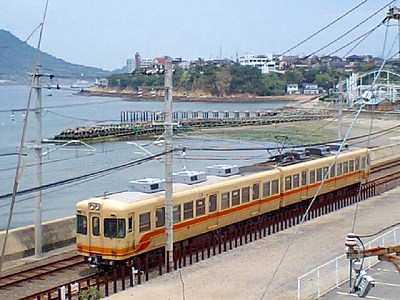 梅津寺駅と電車